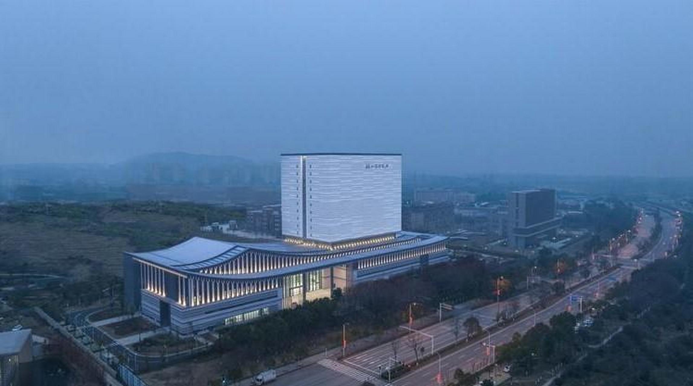 湖北档案馆(旧馆)位于湖北省武汉市武昌区洪山路87号,新馆位于武汉市