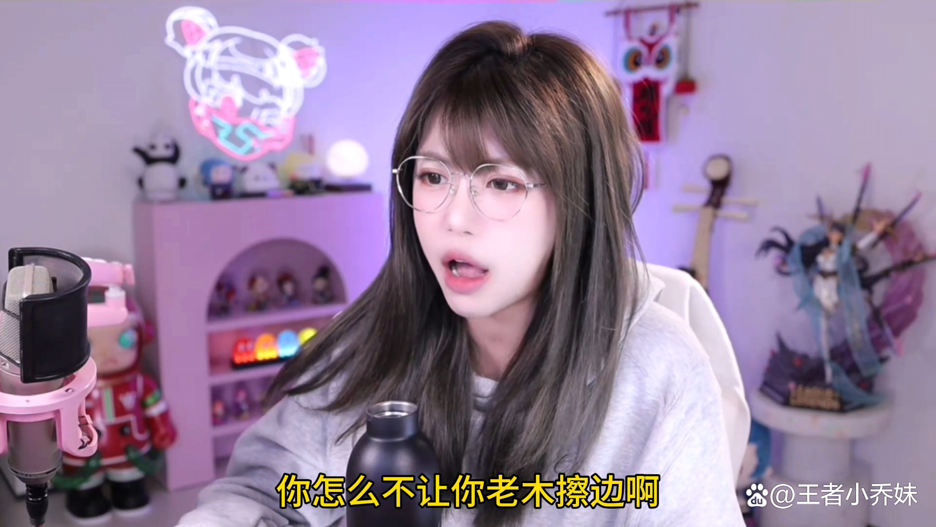 有网友调侃说,周淑怡这是开始蹭李小璐的热度了吗?