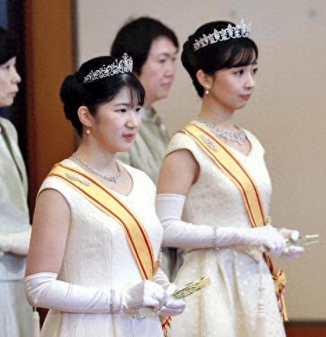 日本皇室新年大团圆,公主皇冠加身,雅子皇后比女儿还美