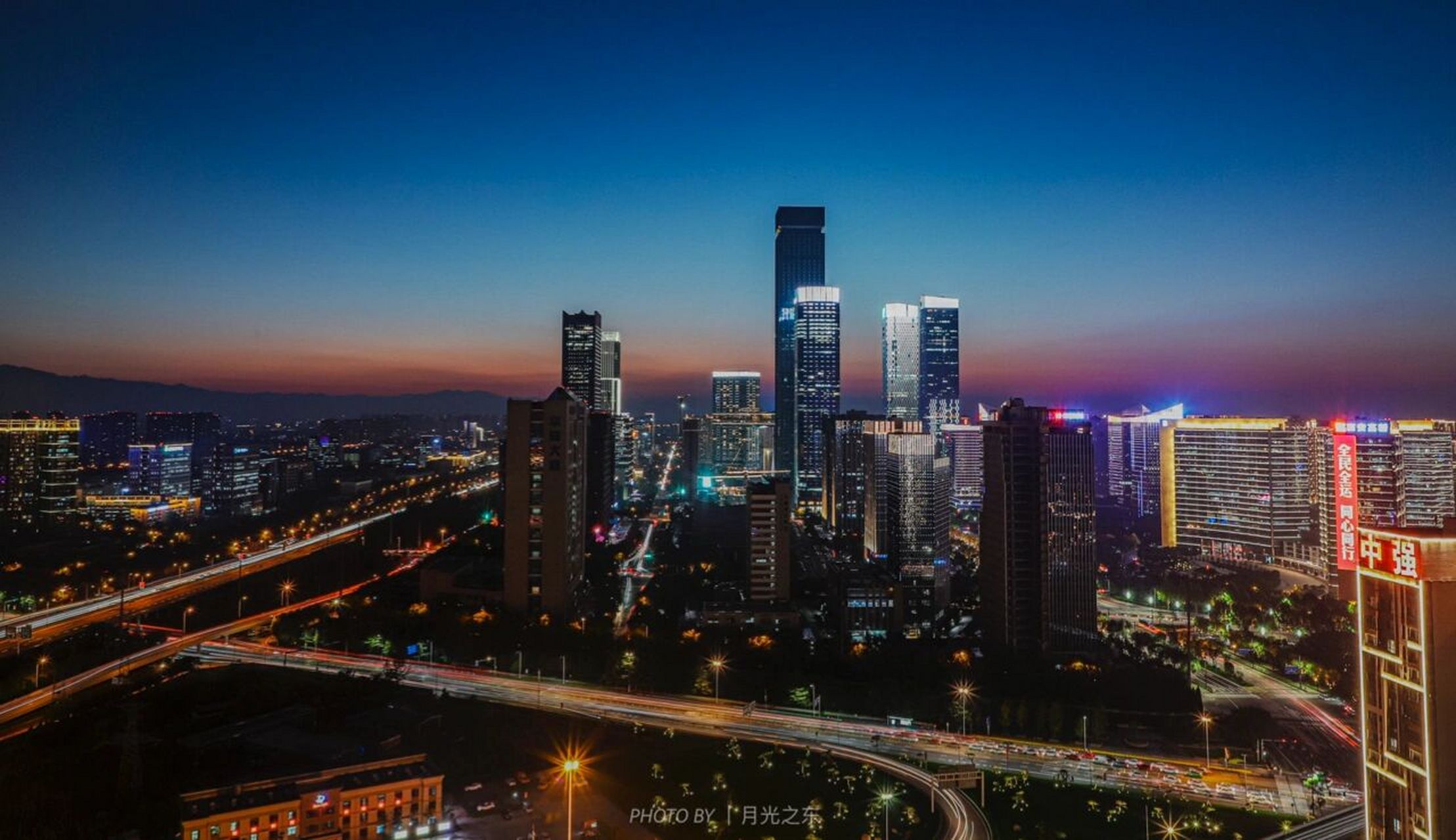 西安爬楼机位·蓝调时刻的锦业路cbd 翻pad翻到的老照片了,拍摄于今年