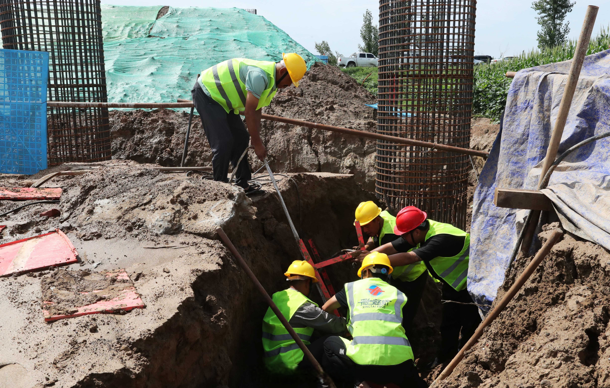 【#515国道北沙河大桥恢复施工#】 8月10日,受台风"杜苏芮"影响而停工