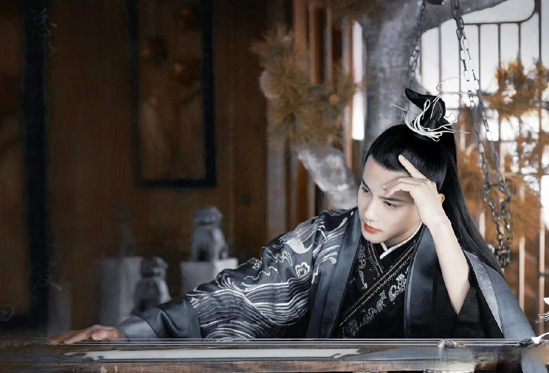 郑业成的古装,是可以按帧欣赏的美貌,这次五四晚会上《风华鉴》的表演