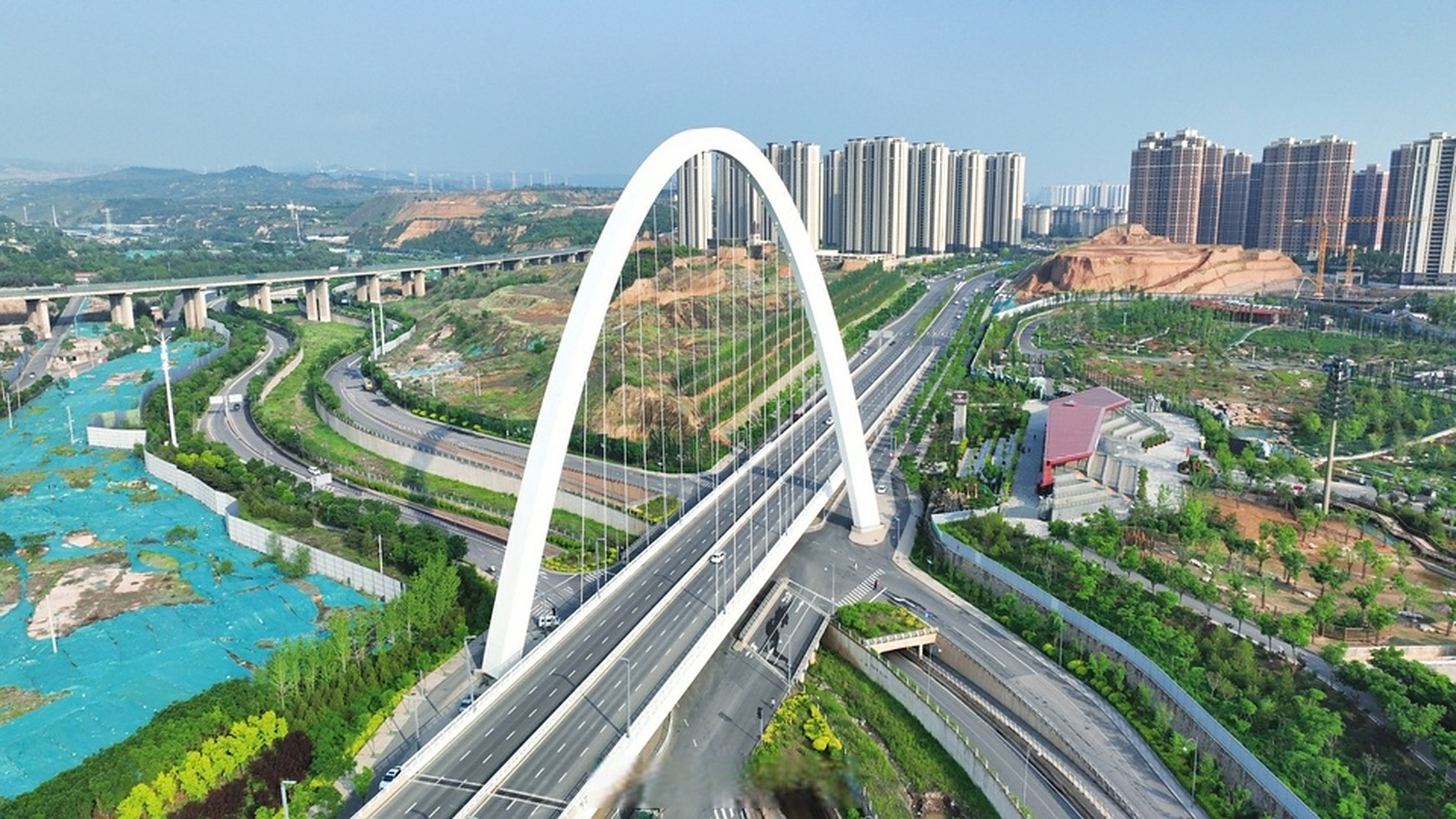 10月8日,车辆从太原市东中环北延北涧