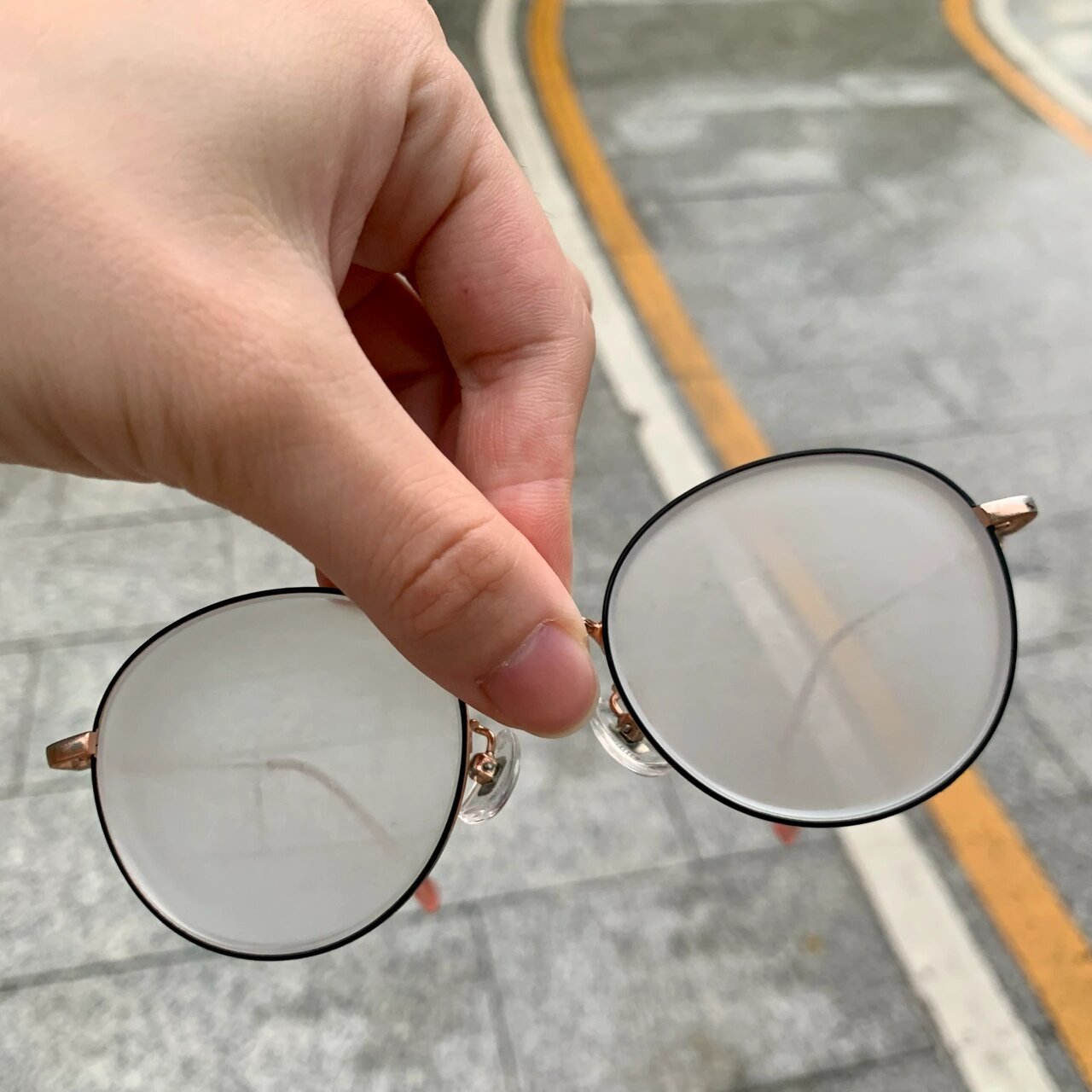 只有带眼镜的人才懂… 空调房出来后起雾的眼镜