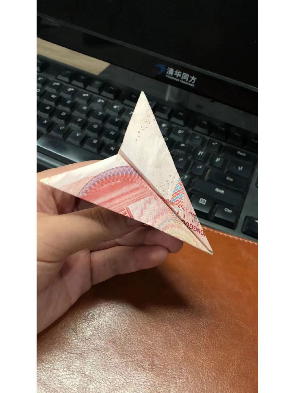 这个纸飞机材料成本100元 这个纸飞机材料成本100元 加上手工费,我卖