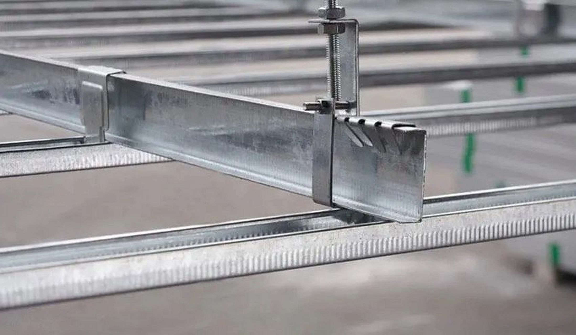 轻钢龙骨吊顶解析 1,邻墙主龙骨与墙面间距小于等于 300mm; 2,沿主