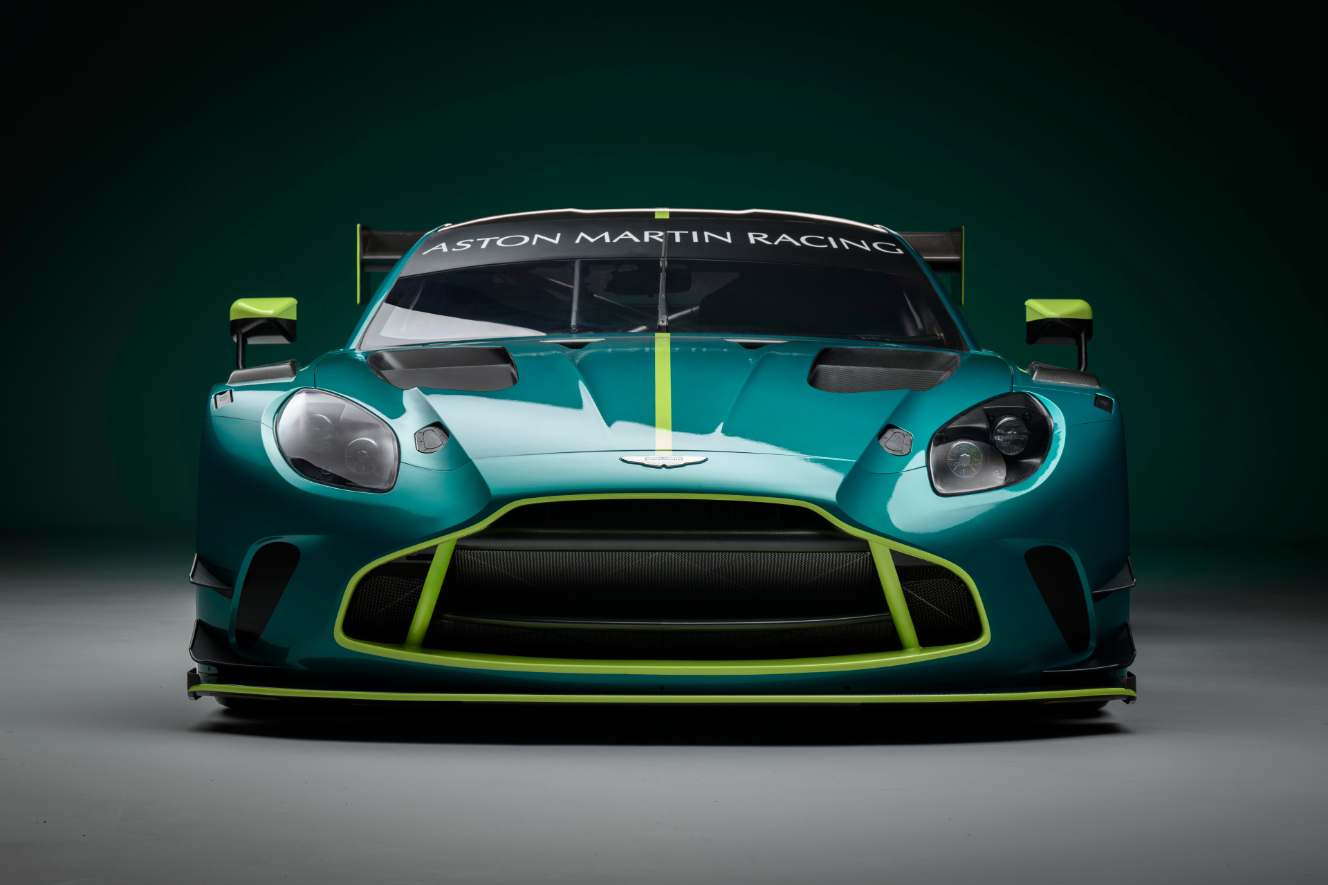 今天阿斯顿·马丁还发布了全新vantage gt3赛车