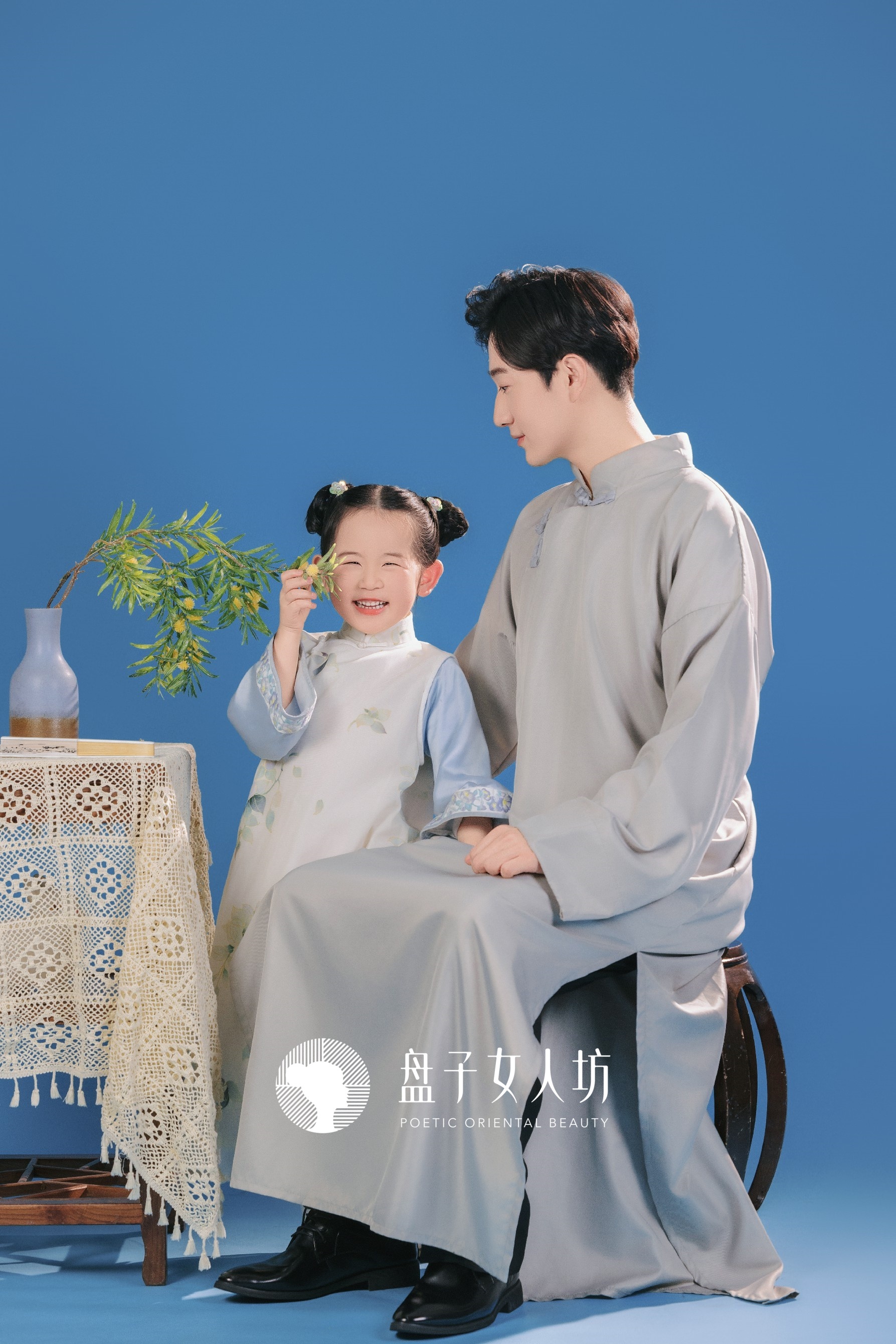 保留民国清韵,还原经典全家福 精美的旗袍与长衫让