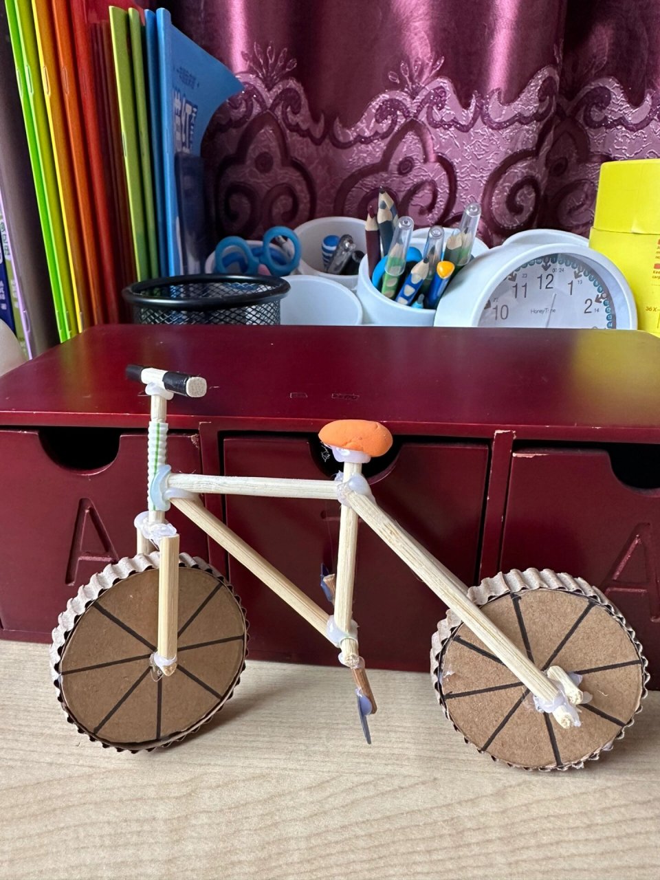 幼儿园大班手工作品-会旋转的自行车 安安幼儿园大班的手工作业:制作
