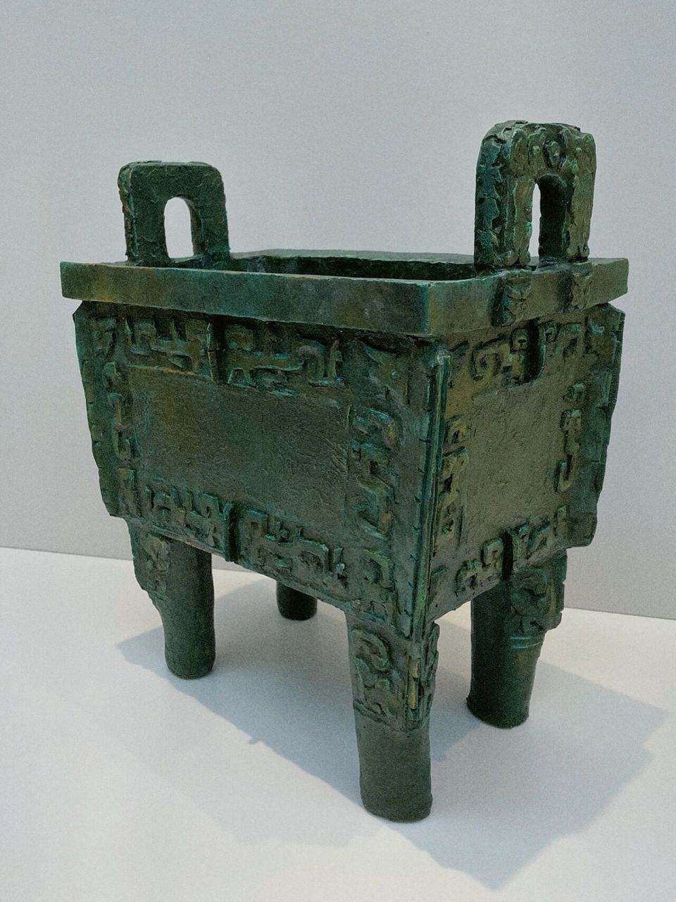 做了一个司母戊鼎. 用雪弗板77石塑粘土77丙烯.