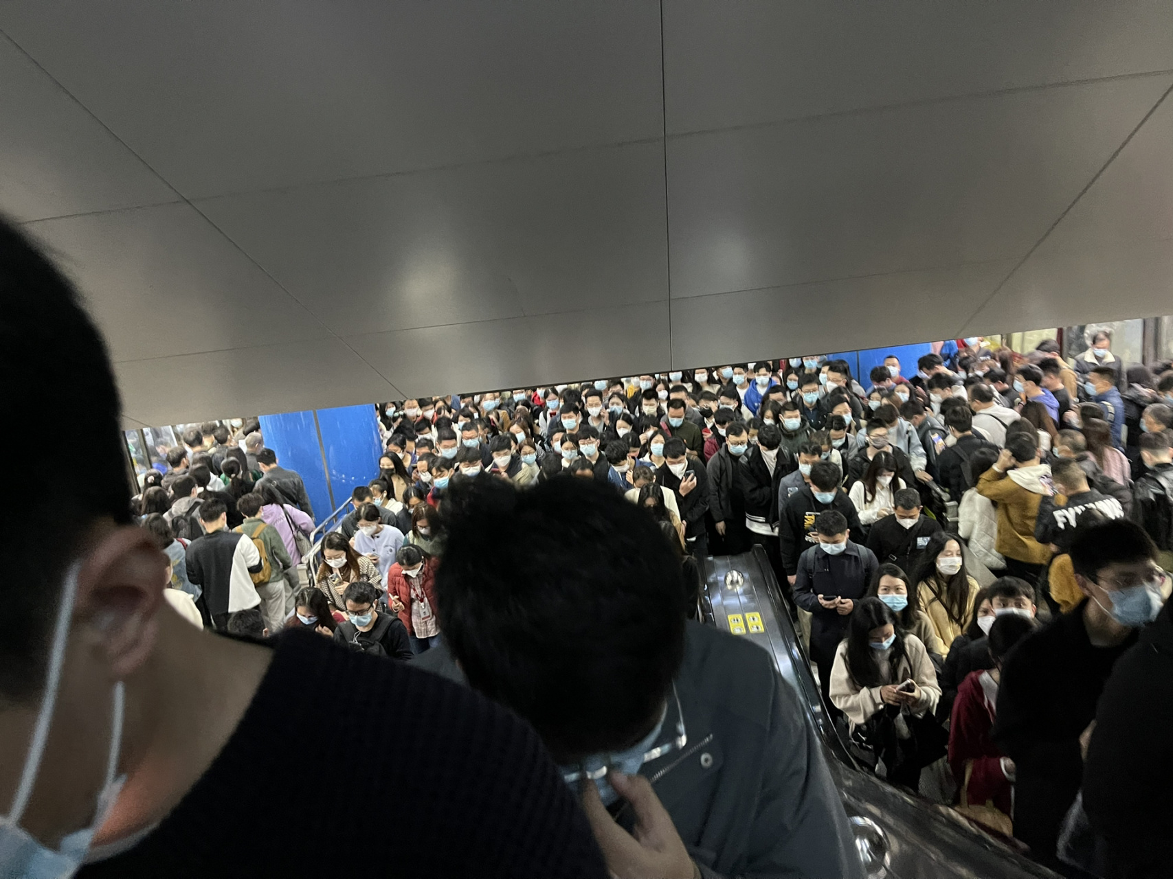 今天的广州地铁人流爆炸05 限流了,进站花了大概十分钟.