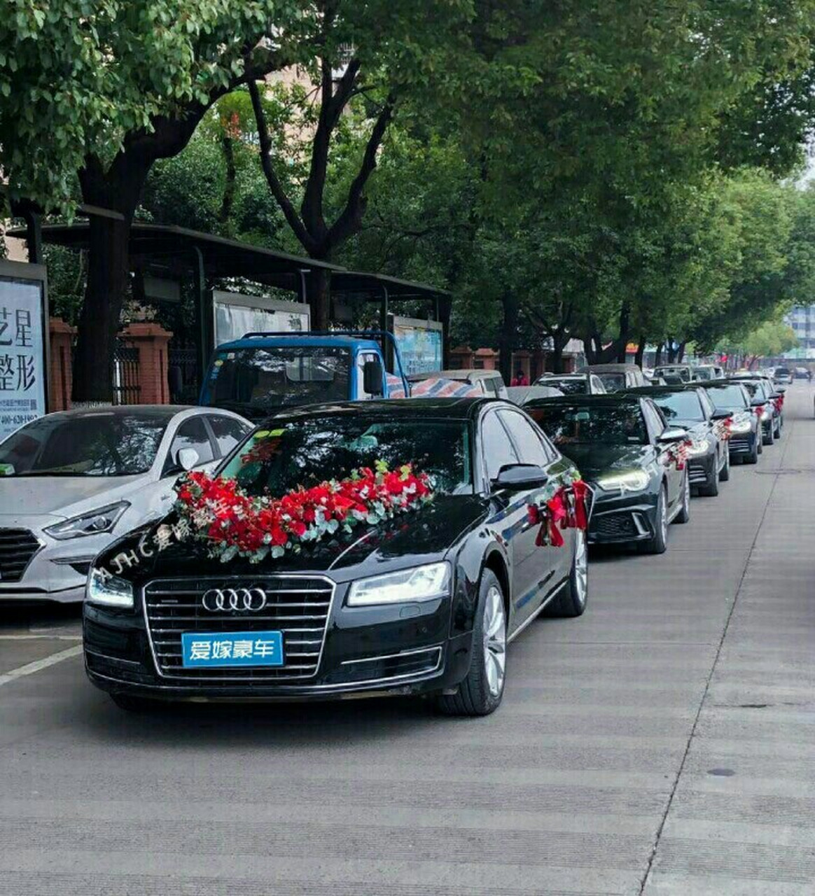 婚车推荐 新人常用婚车车型奥迪a8l 奥迪a8l内饰一如既往的用直线条和