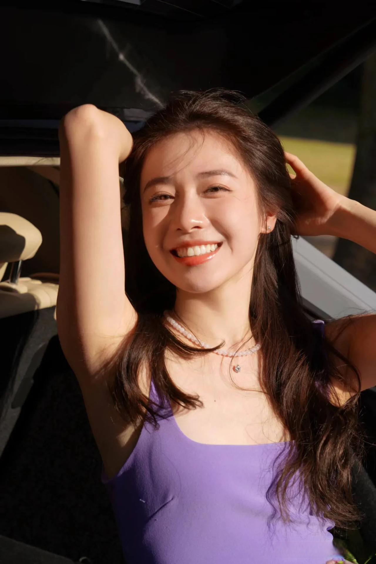 紫色吊带和珍珠项链,是独属于这个季节的温柔与精致