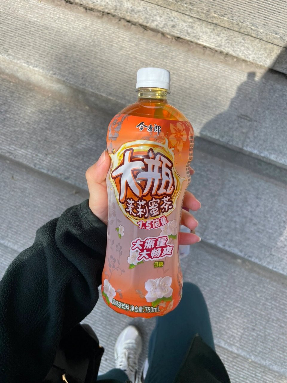 打卡丑包装饮料-今麦郎大瓶茉莉蜜茶 哈哈哈哈哈只有茉莉和蜂蜜的味道