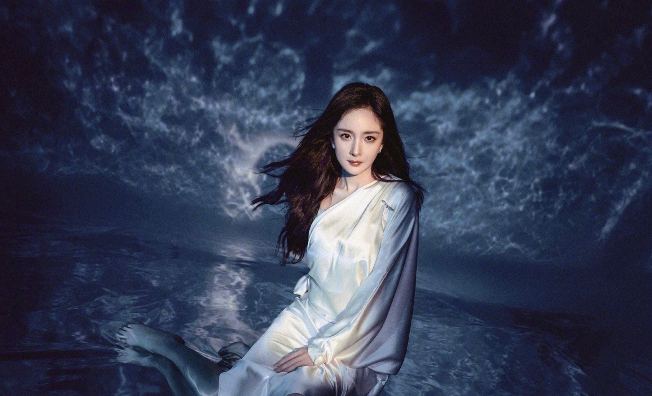 杨幂感情状态 单身比搞对象开心一些感情确实如此,毕竟和闺蜜们在一起