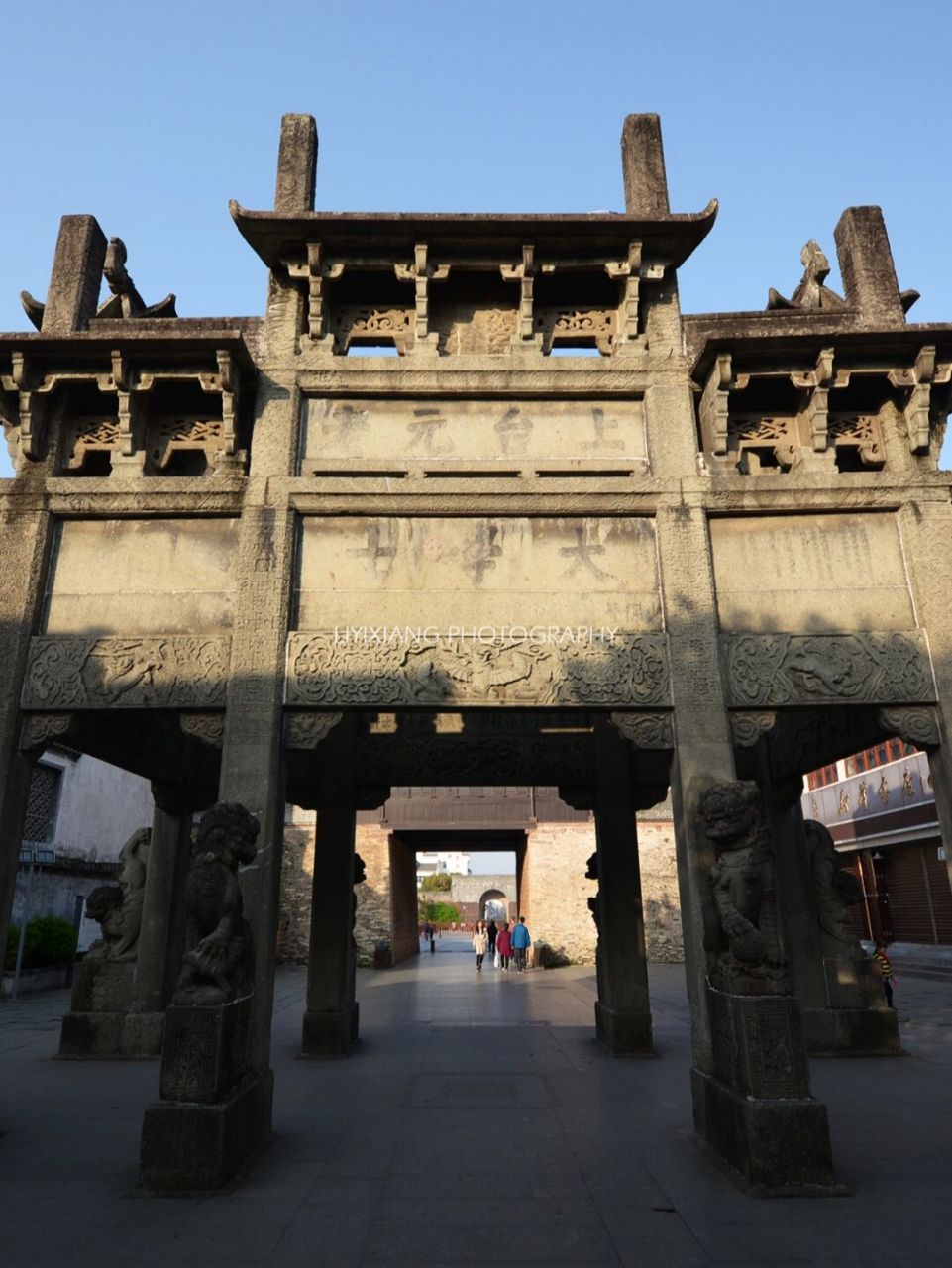 许国石坊,可以说是徽州古城的标志性建筑,这座牌坊又名大学士坊,俗称"