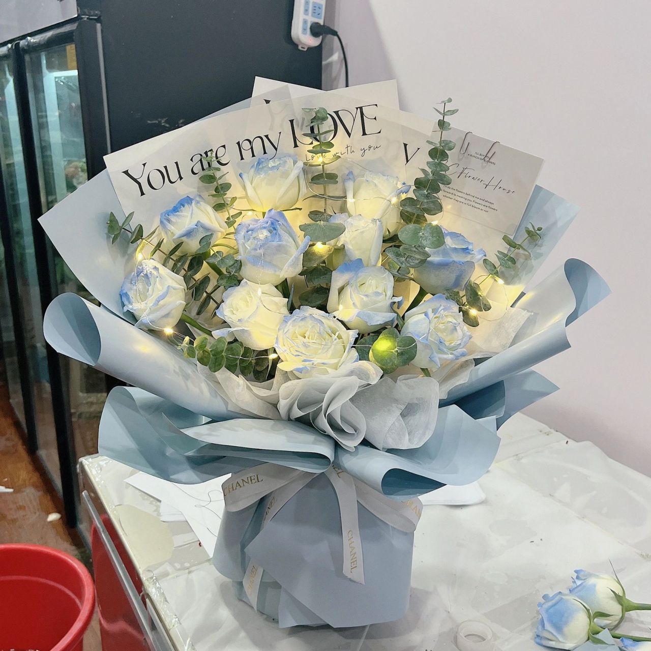 11朵碎冰蓝玫瑰搭配尤加利叶花束 客订11朵碎冰蓝玫瑰花束,搭配蓝色