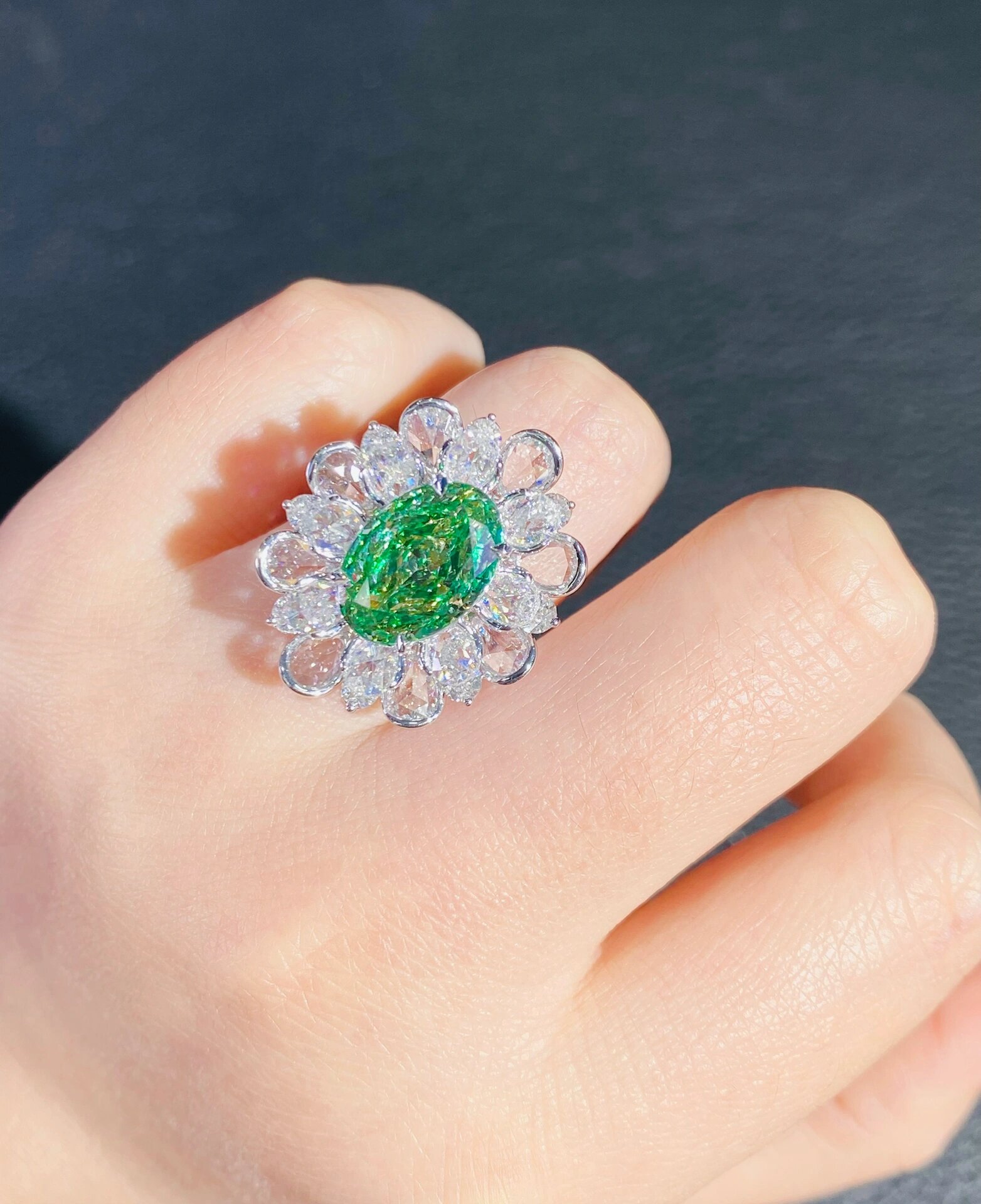 绿钻的售价取决于钻石的切割质量,颜色和净度等因素 绿色钻石是一