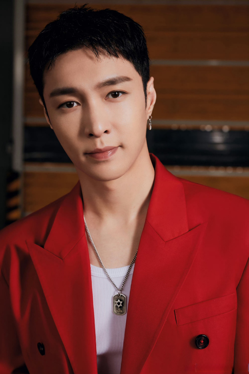 张艺兴红色西服 短发造型,是清爽干练大帅哥一枚呀 艺兴的侧颜线条好