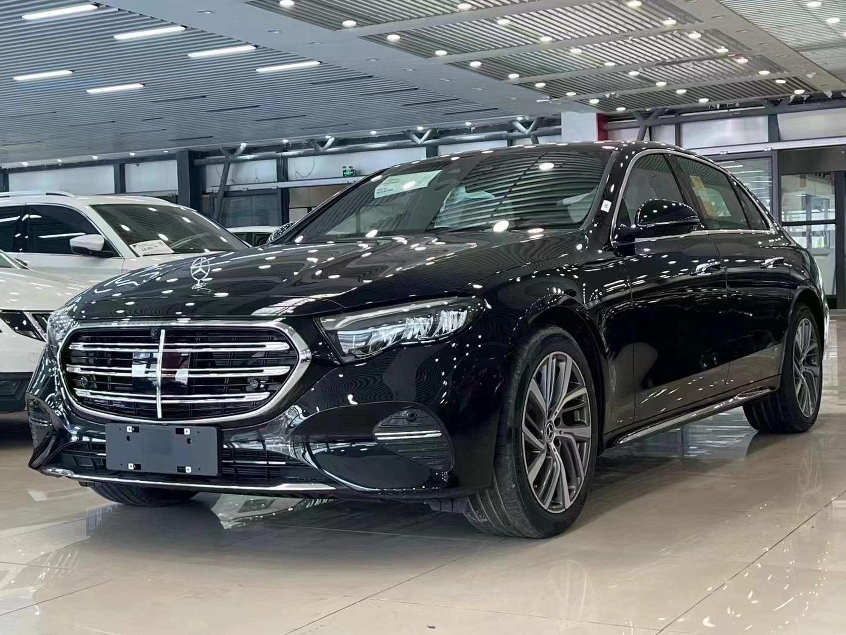 24款奔驰e300l 时尚型 立标,指导价:49.98 4998,黑外棕内