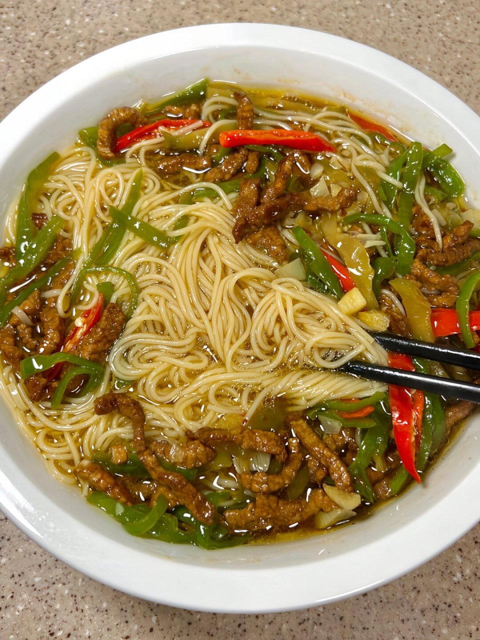 榨菜肉丝面～ 冬天的早上我就喜欢吃一碗热腾腾的汤面90吃完整个人