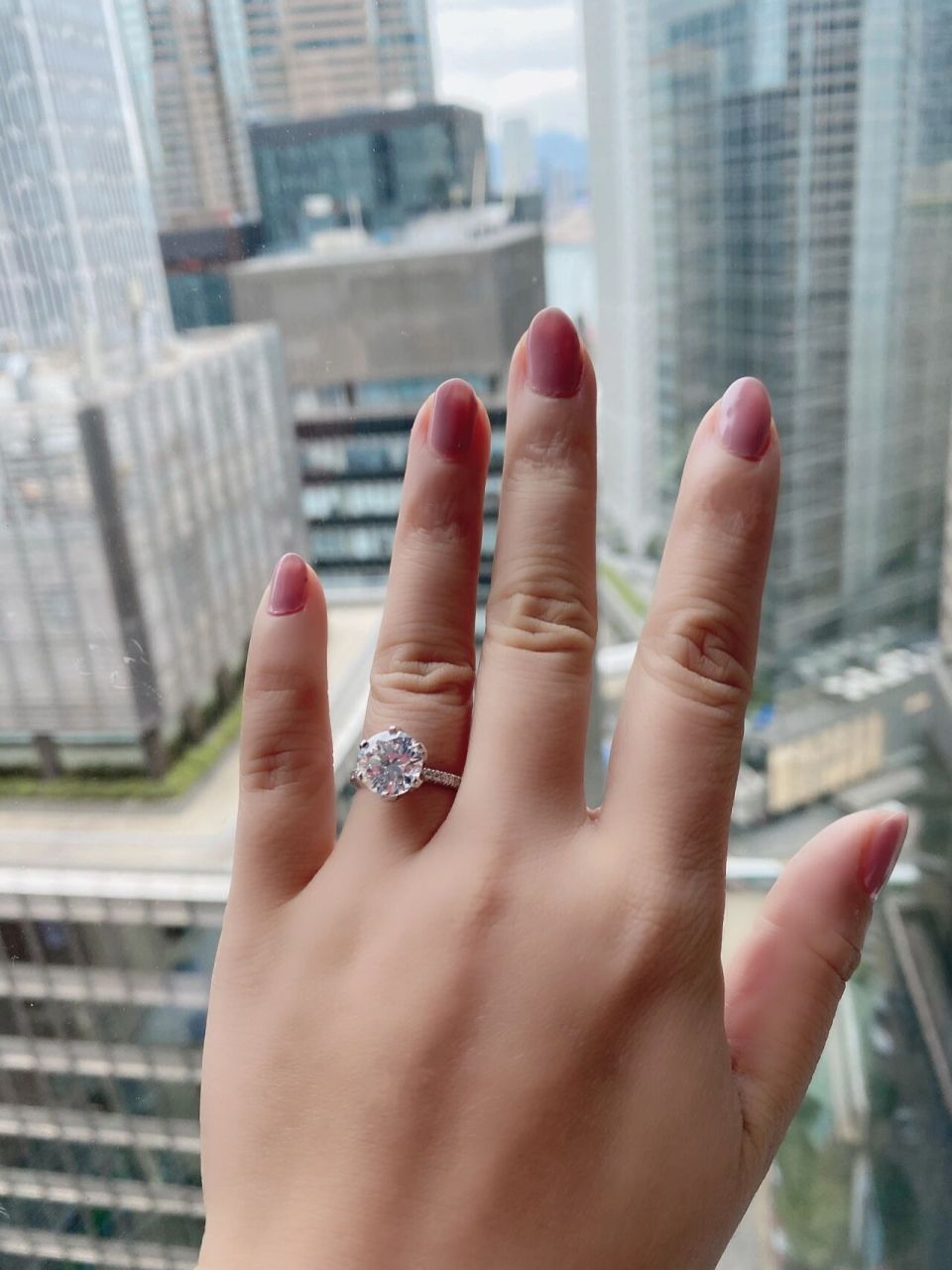 很多人在挑选3克拉钻戒时都有以下疑问:什么样的3卡品质值得入手?