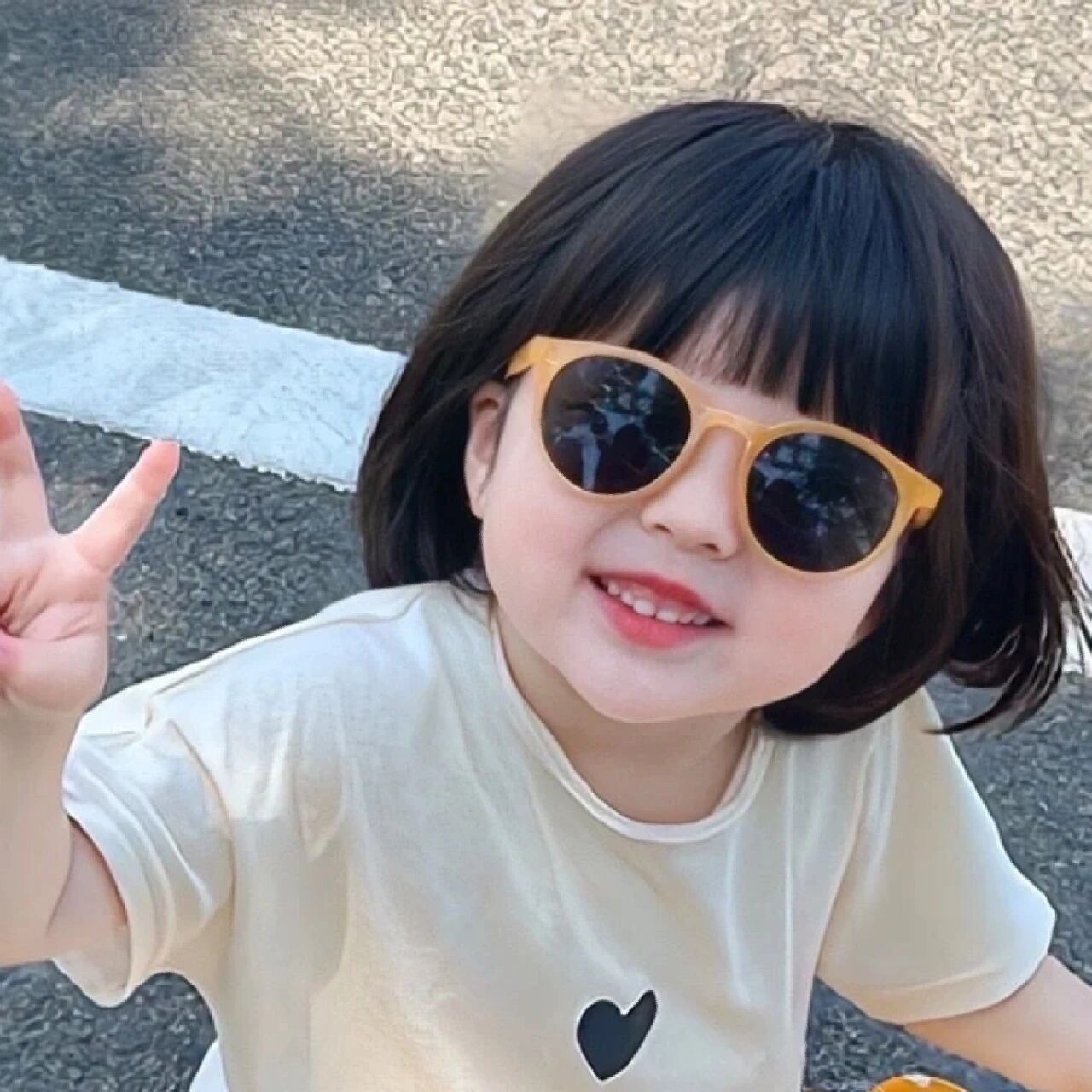 戴墨镜的小女孩头像98