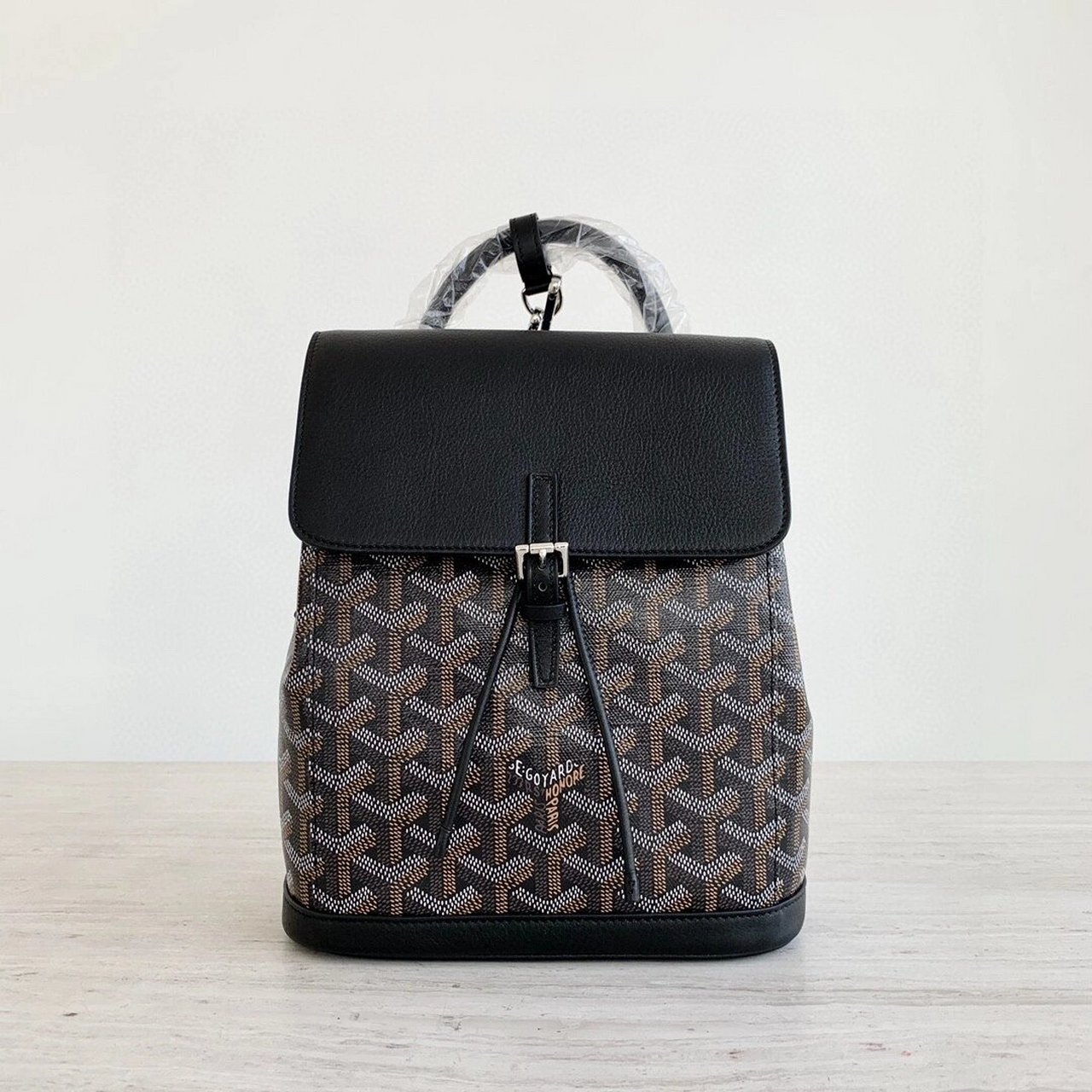 goyard 戈雅 alpin mini双肩背包 重塑传统登山包灵感,蕴含永恒朴素