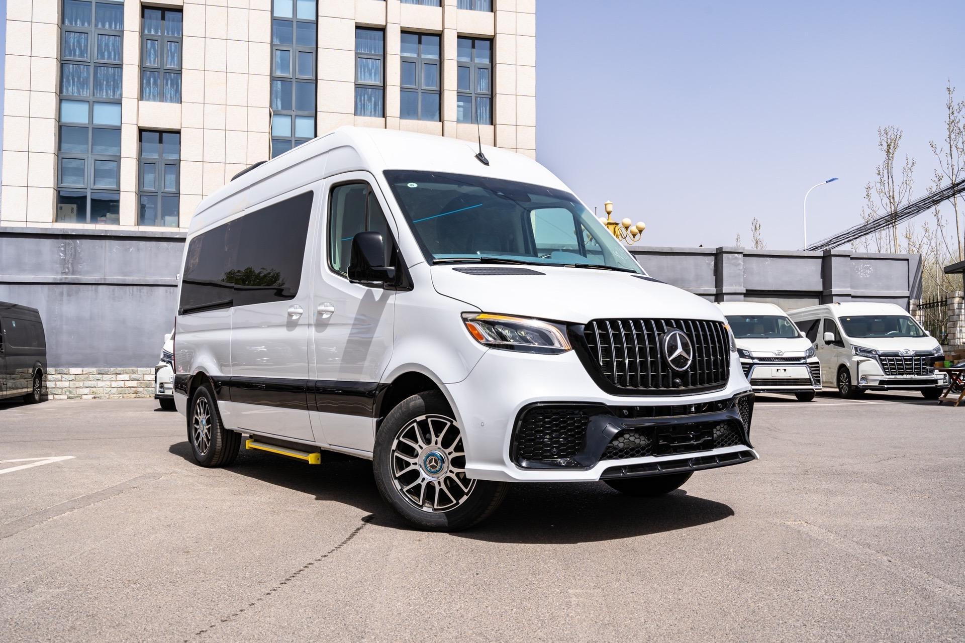 这款白色奔驰斯宾特商务房车,外观时尚大气,悬浮轮毂增添了几分动感.