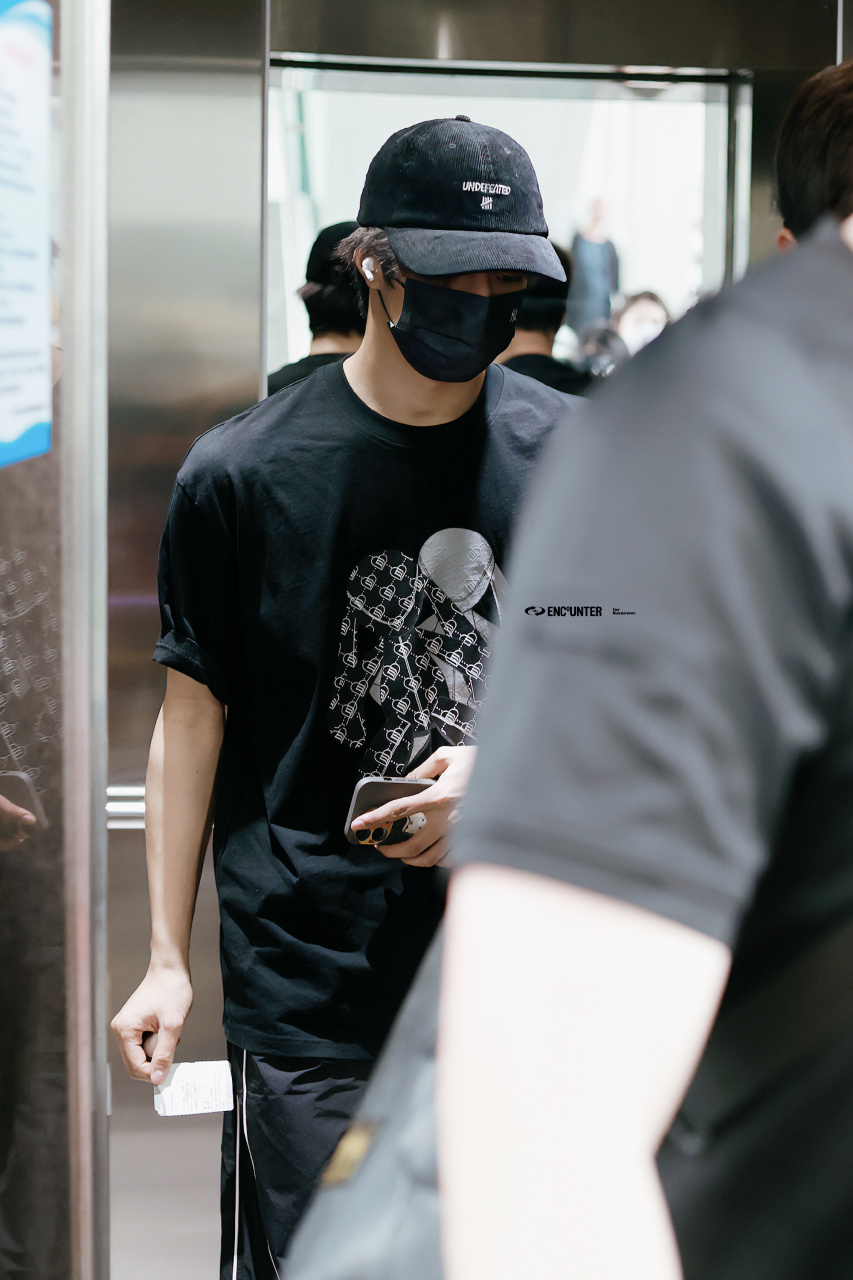 刘耀文全黑造型好酷#   刘耀文今日份机场路透9615 回重庆啦～全