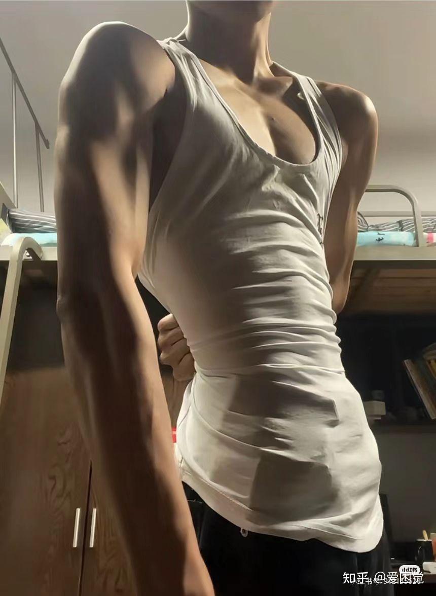 是否有肩膀很宽但是腰部很细的男生