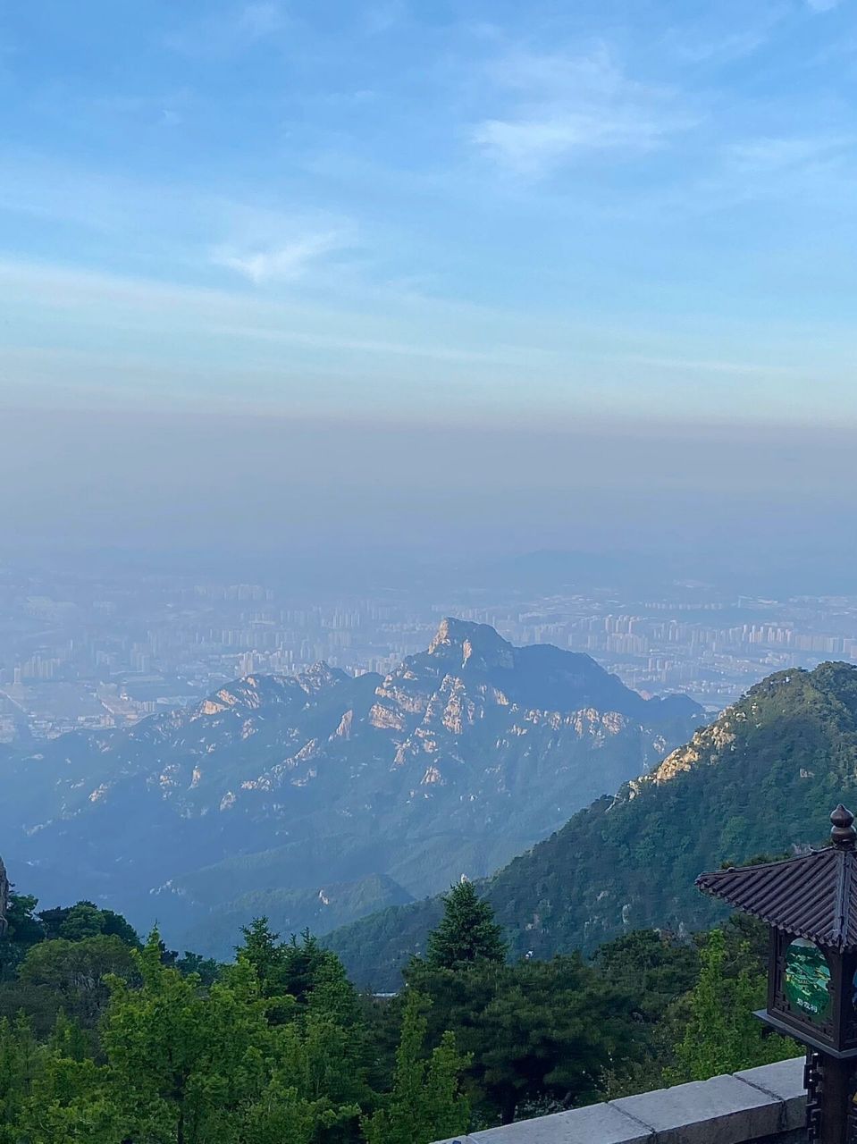 总要夜爬一次泰山吧 走走十八盘阶梯 吹吹玉皇顶大风 看看日观峰日出