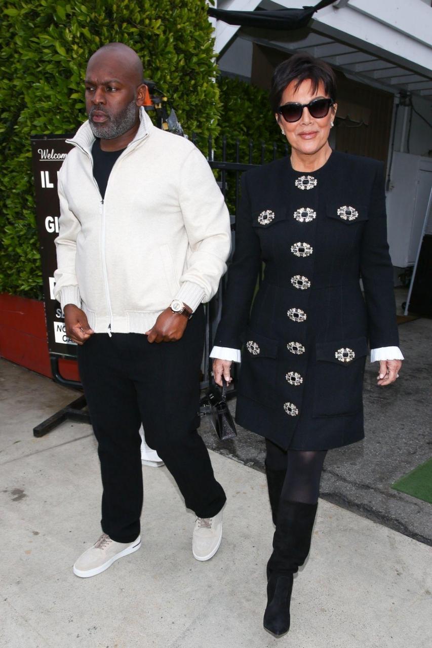 kris jenner和男友在santa monica外出,太后和男友的感情也是十分稳定