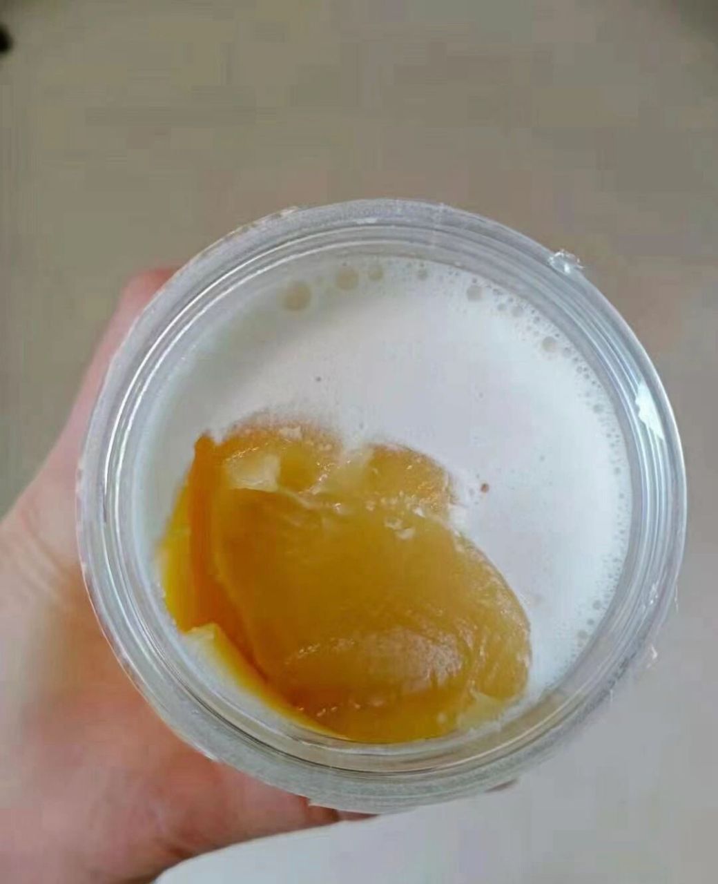 蜂蜜能放在冰箱里储存吗(蜂蜜能放在冰箱里面吗)