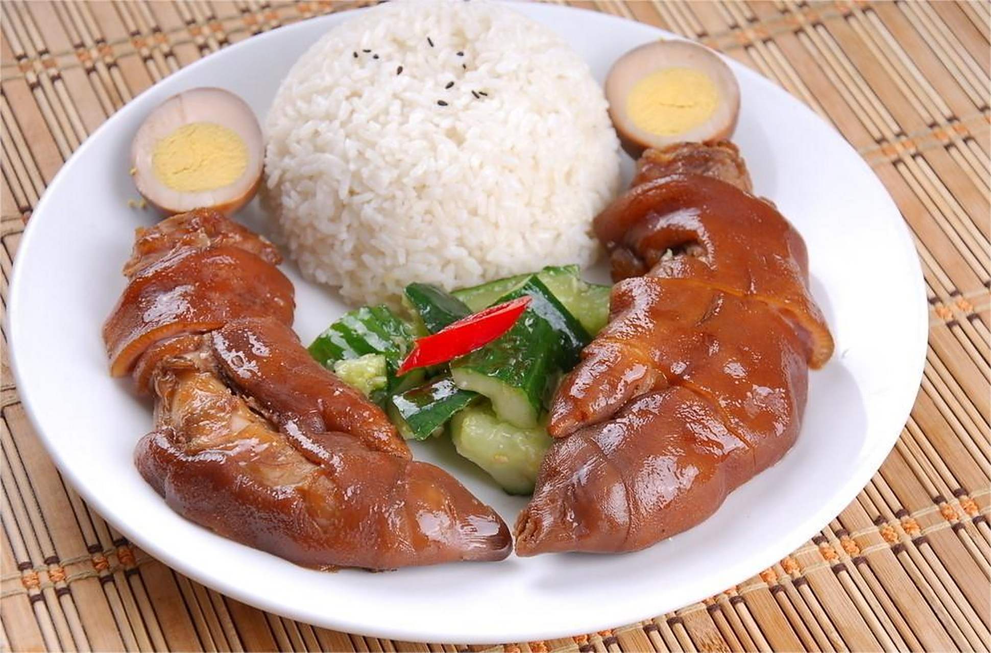 它同时孵化十几个品牌,比如猪脚饭,盖浇饭,湖南米粉