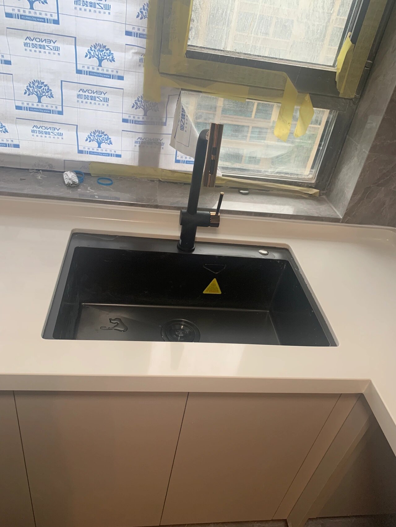 纯白石英石台面 圆弧挡水条 台下盆 没有人能比你自己对你的家更用心.