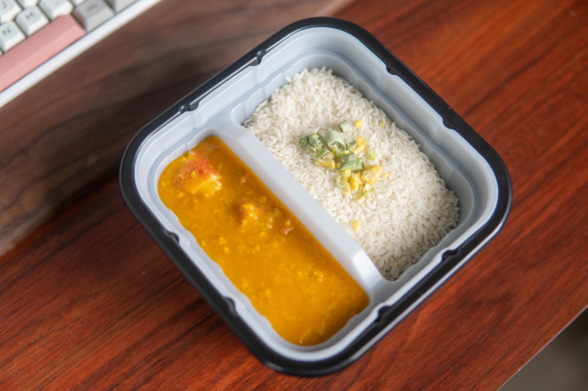 饿了,也不爱做饭,叫外卖也挺晚的了,弄了一盒自热米饭,阿芬厨房的自热