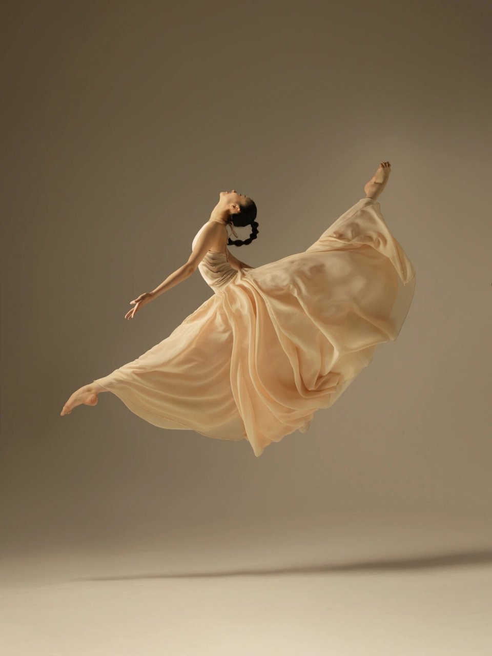 舞蹈摄影|大摆裙动作参考 经典的裸色大裙摆 轻柔又浪漫 与舞蹈完美