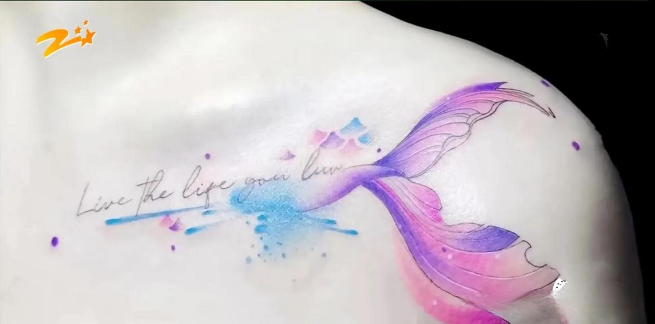 让纹身师给她纹一个"鱼尾"图案,结果,她发现纹身师给她纹的"鱼尾"图案