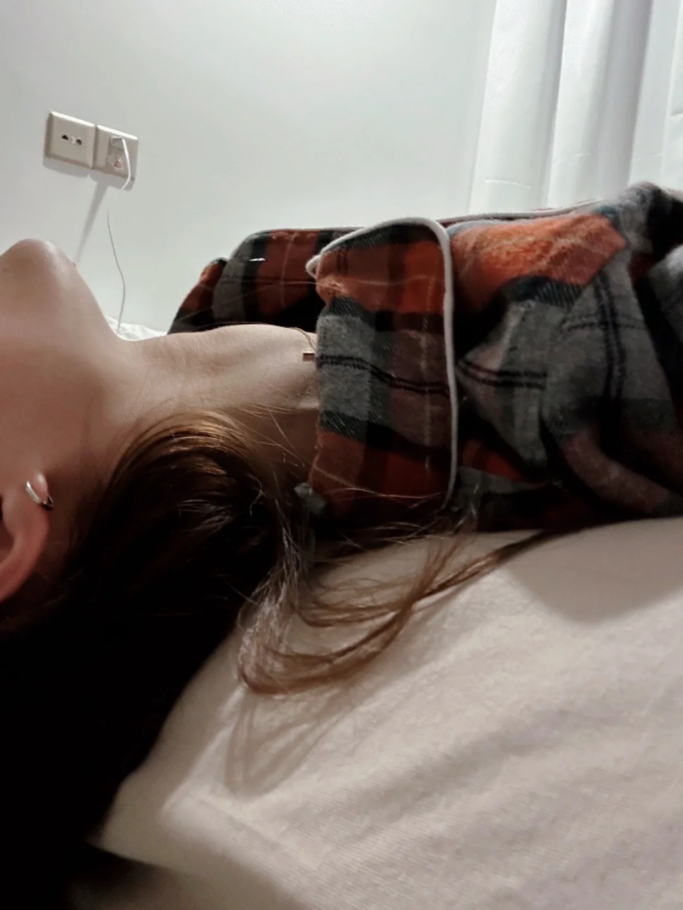 头吊在床边,对我的脖子很友好 平时脖子酸的可以试试这个办法[偷笑]