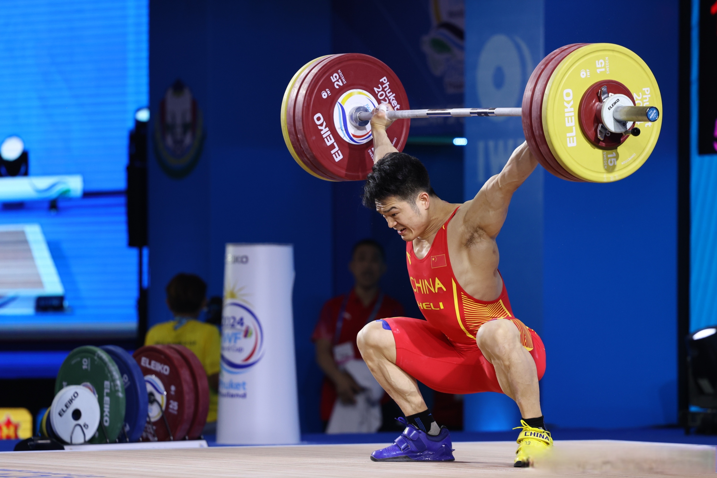 【泰国举重世界杯 石智勇带伤拼下抓举金牌和总成绩银牌 】4月4日,在