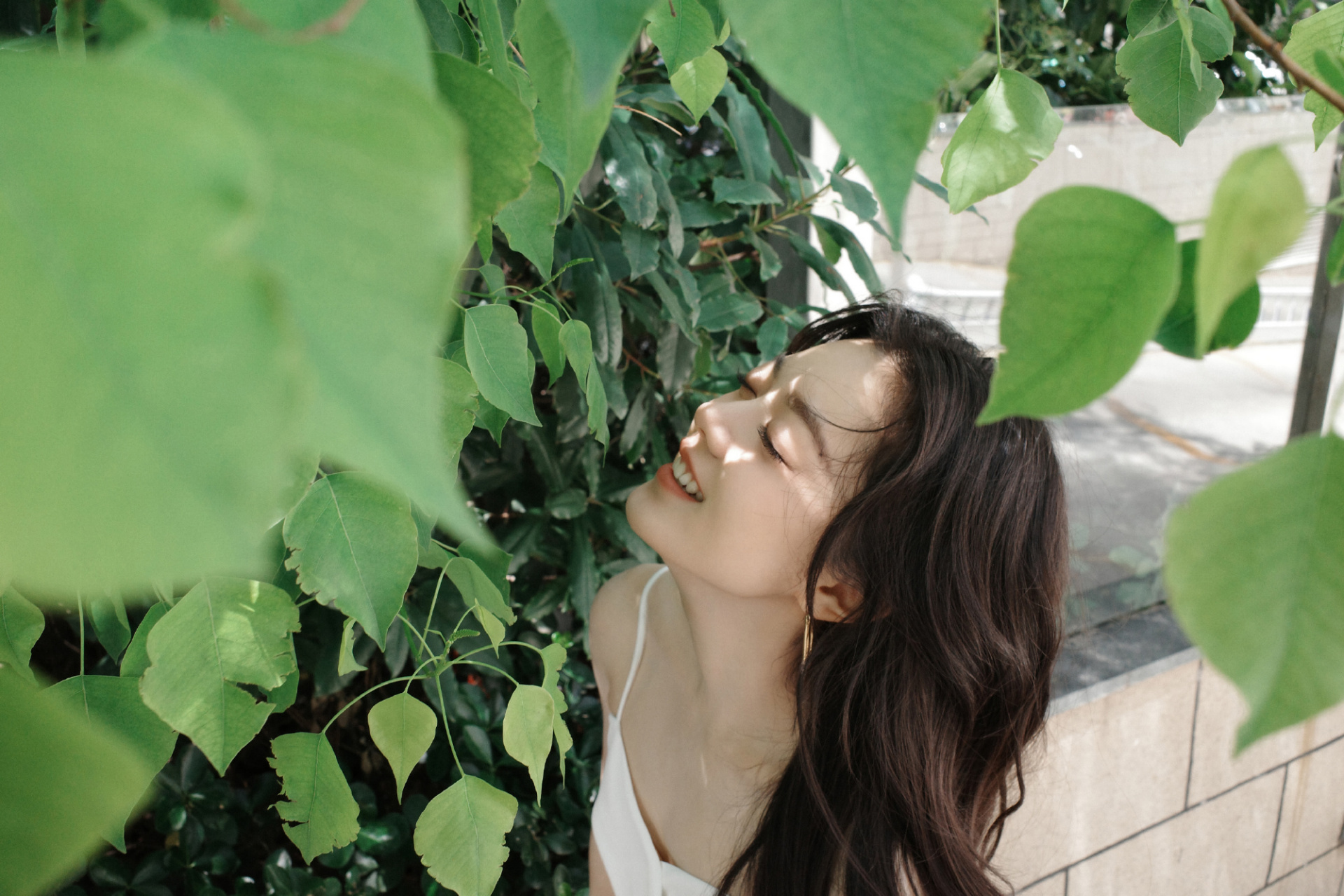 赵今麦,白色吊带裙唯美写真图集