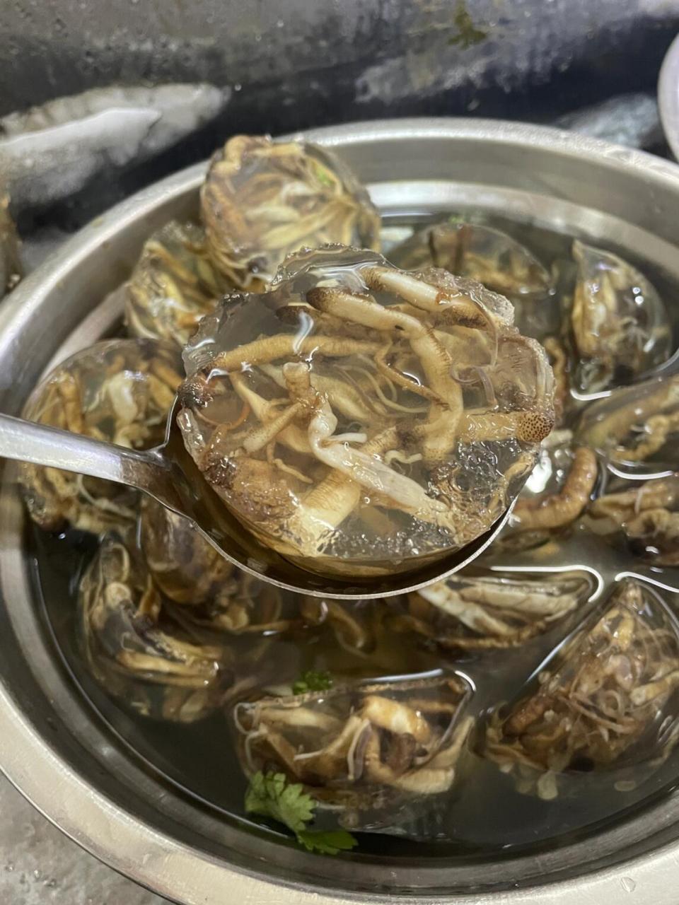 这家的土笋冻有两个价位,9元和18元,18元的沙虫量是真的多!