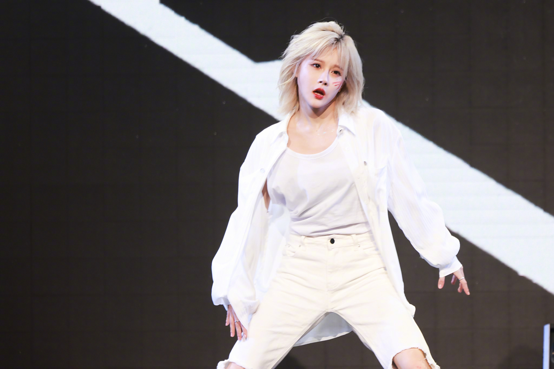 snh48# #段艺璇舞台唱享会#  @bej48_段艺璇 "what about us"舞台唱