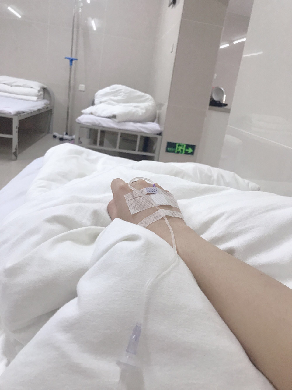几百张女生输液的照片  请假用   #动态创作月##幽默