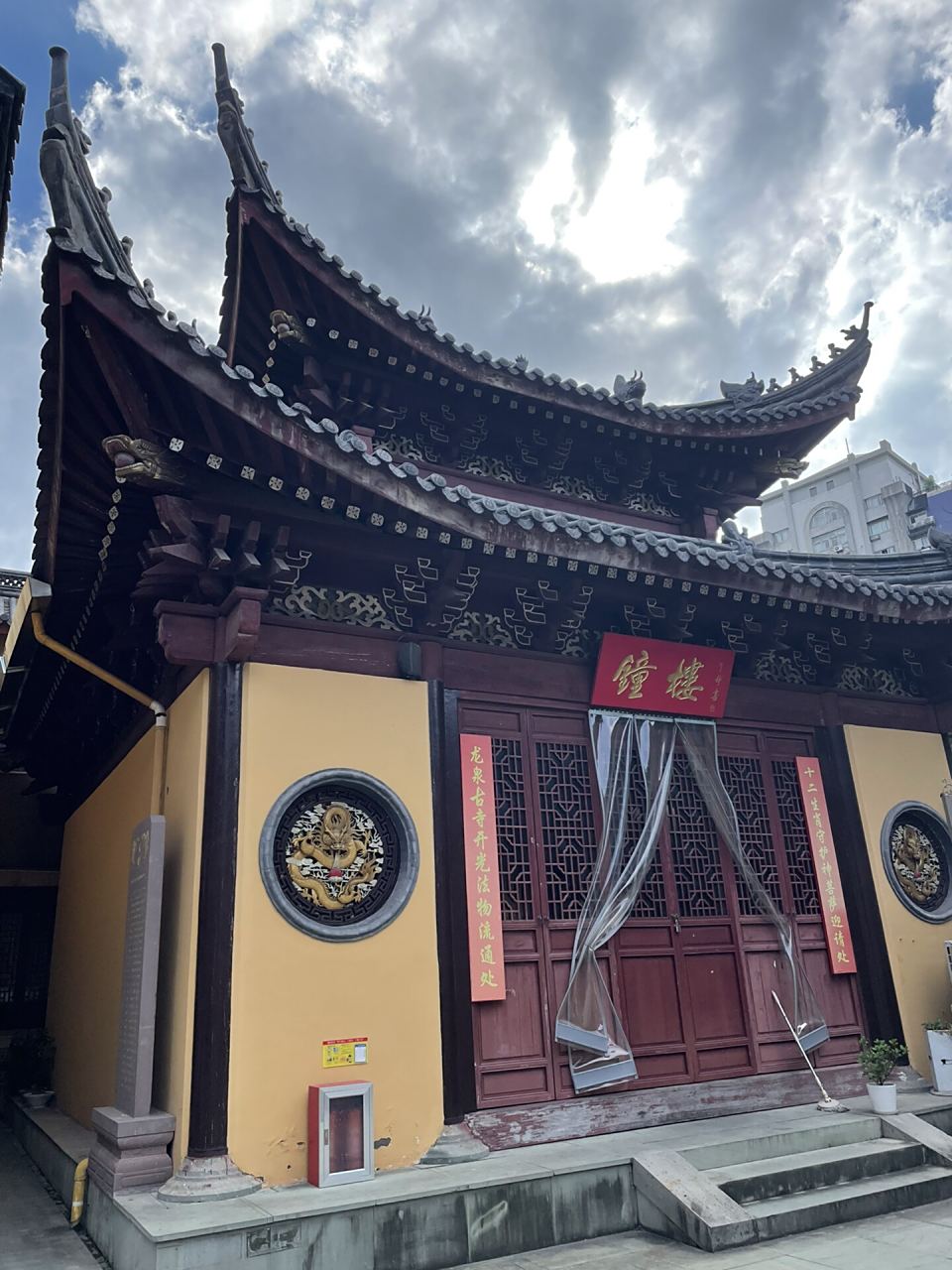 虽多次去龙泉山,但这座寺庙还是第一次进去,寺庙不大,除天王殿,大雄宝