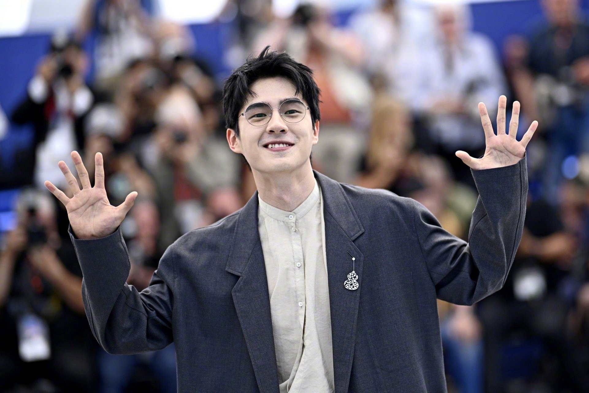 刘昊然圆框眼镜造型# 刘昊然《燃冬》剧组#戛纳电影节#photocall