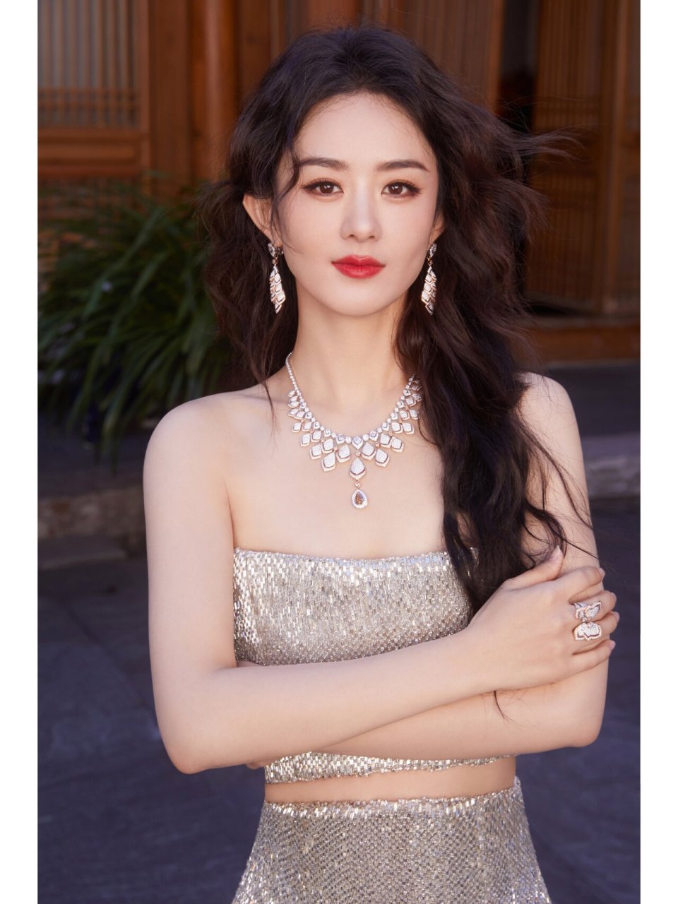 与赵丽颖探索美钻臻境 戴比尔斯品牌代言人赵丽颖佩戴 metamorphosis