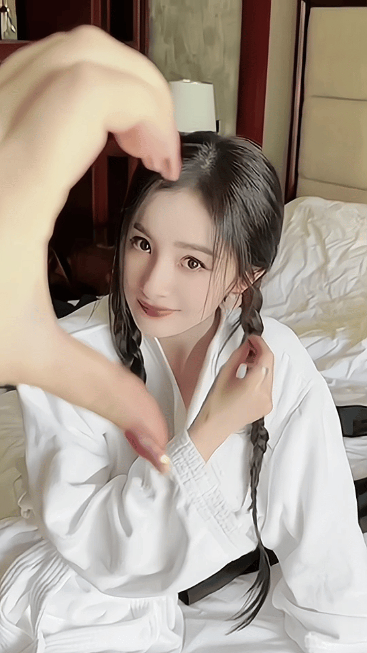 杨幂# 520说我爱你  "她好笨笨我好喜欢"