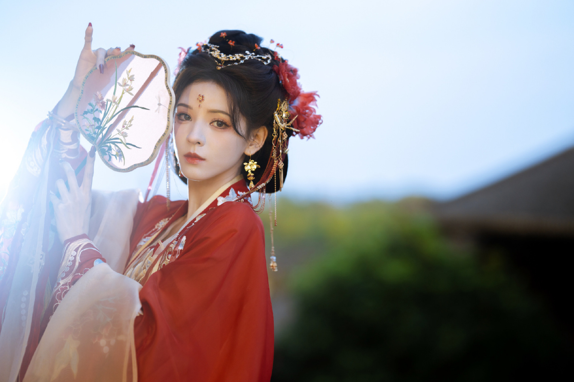 张予曦国风大典唯美造型:一袭红衣,一眸,一笑,是心动.